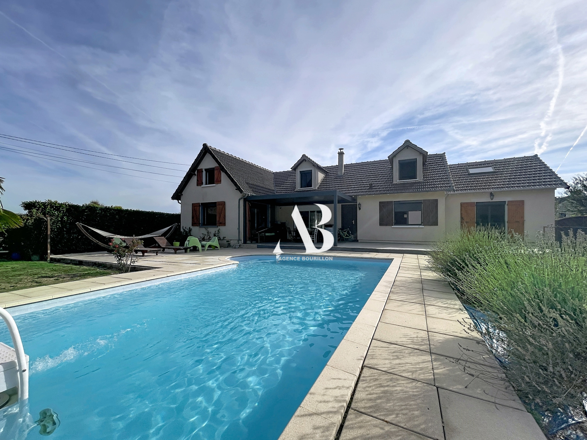 Maison familiale 8 pièces 189,7 m2 sur un terrain avec pisci